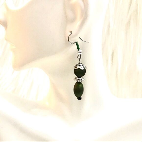 Hunter Green Glass beaded earrings - Picture 1 of 2